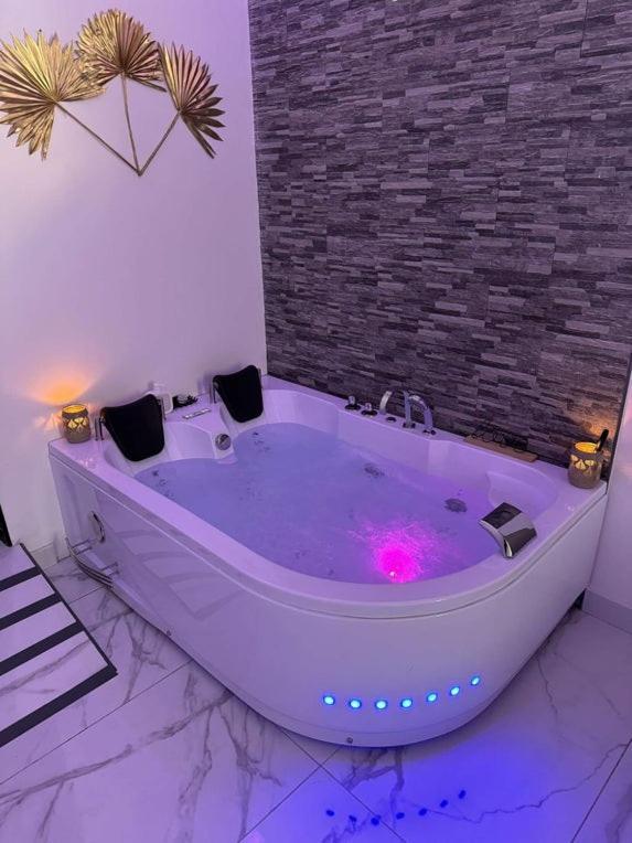 Suite Gold By L Amaryllis I Jacuzzi & Sauna Prive I Centre Beziers Arrivee Autonome 外观 照片