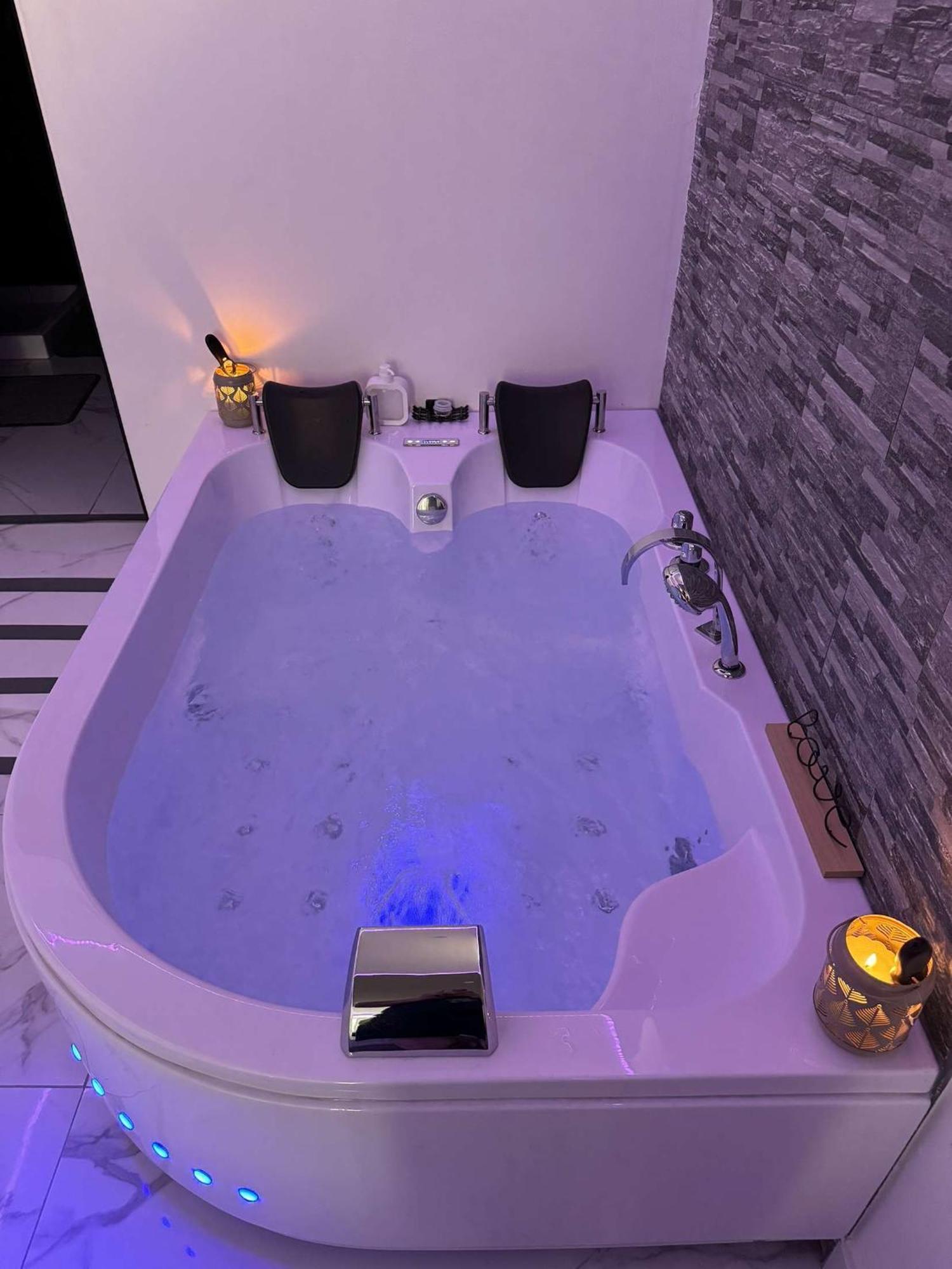 Suite Gold By L Amaryllis I Jacuzzi & Sauna Prive I Centre Beziers Arrivee Autonome 外观 照片