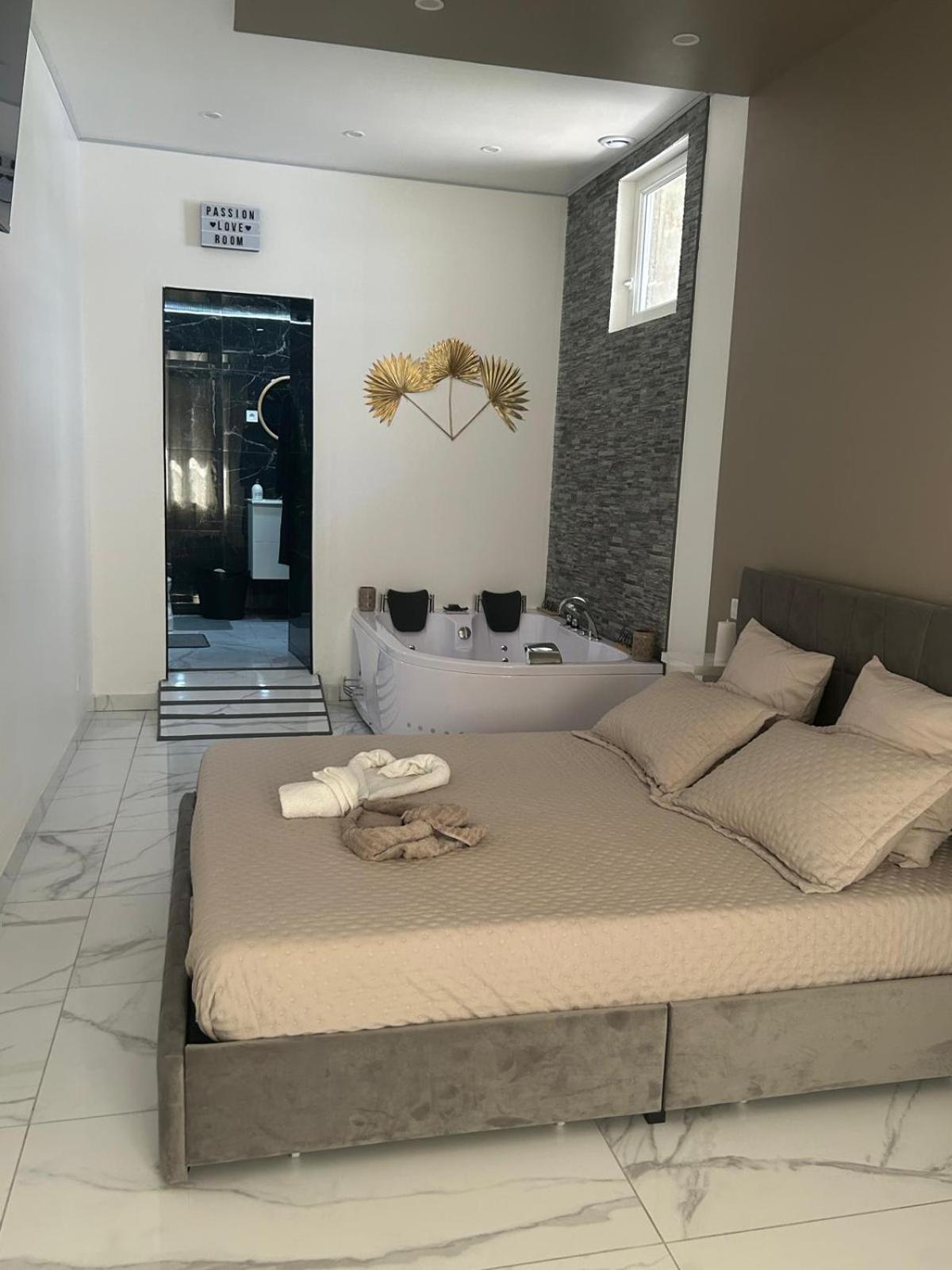 Suite Gold By L Amaryllis I Jacuzzi & Sauna Prive I Centre Beziers Arrivee Autonome 外观 照片