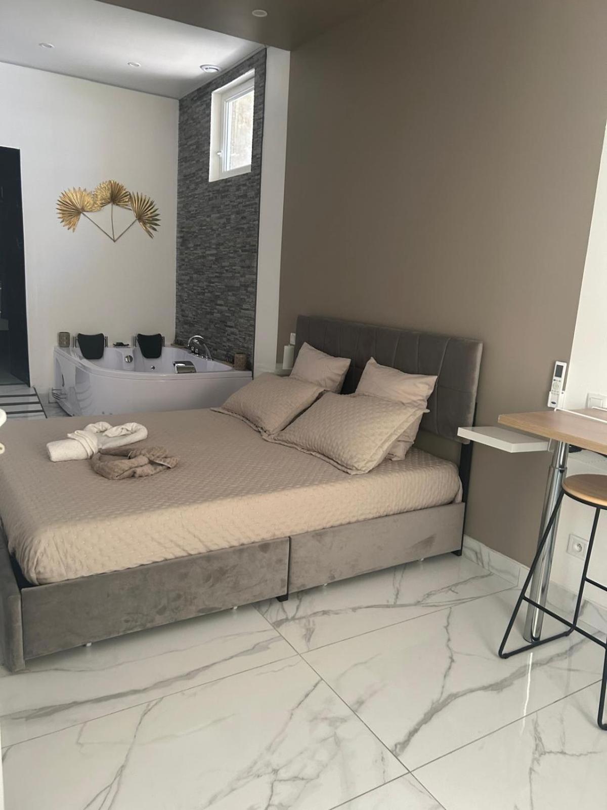 Suite Gold By L Amaryllis I Jacuzzi & Sauna Prive I Centre Beziers Arrivee Autonome 外观 照片